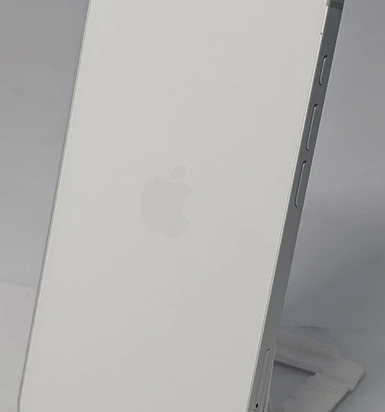 Apple iPhone 16e in White